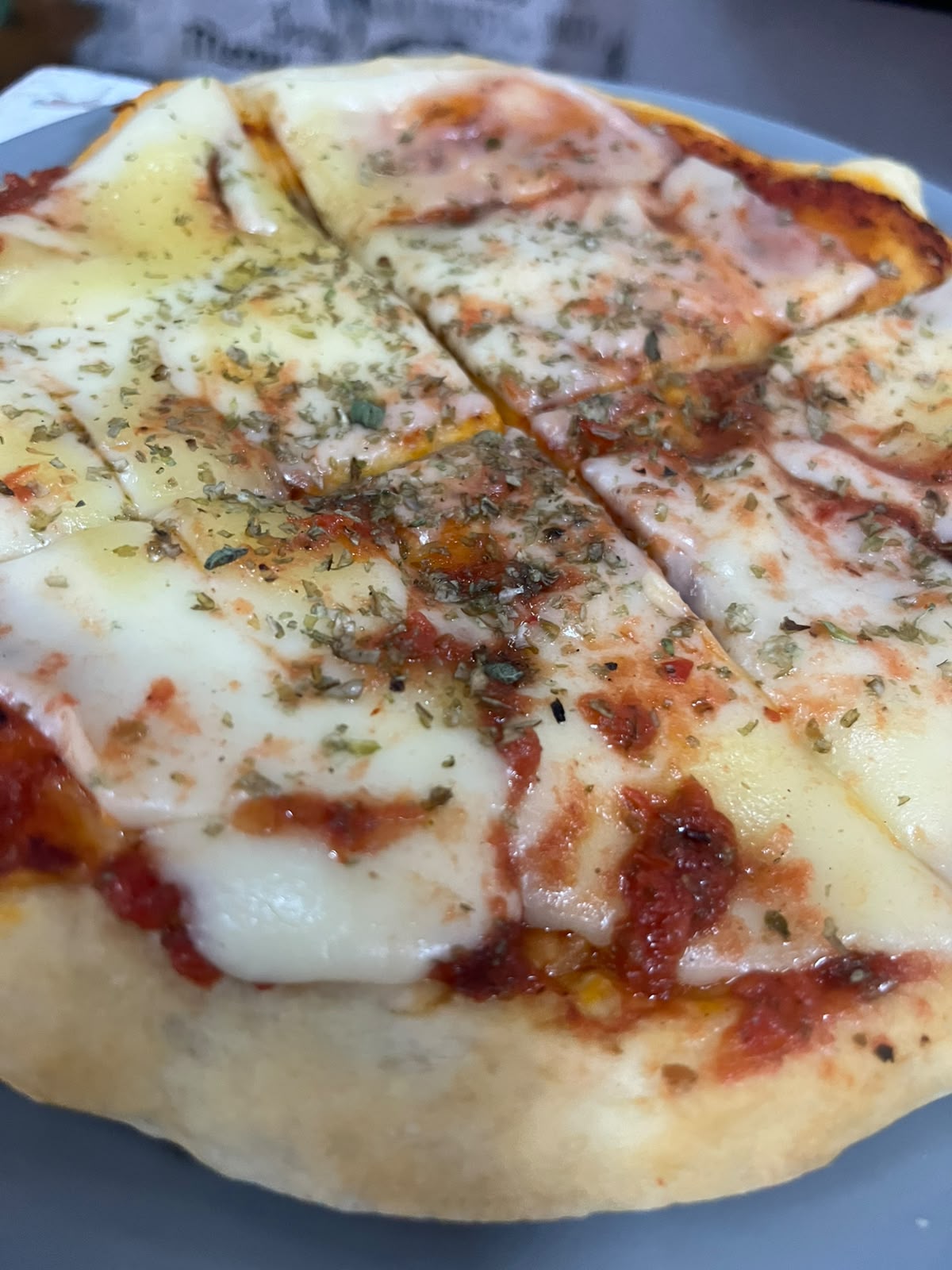 Pizza casera recién salida del horno